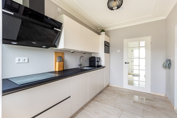 Foto - Te koop: Ruime 2-onder-1-kapwoning met dubbele garage, eigen oprit en fijne tuin